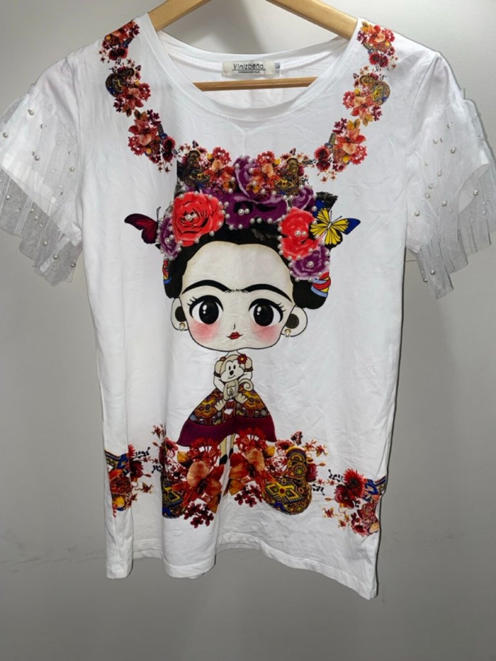 Vinizbena short-sleeved t-shirt with mesh ruffles and pearls. Size L
